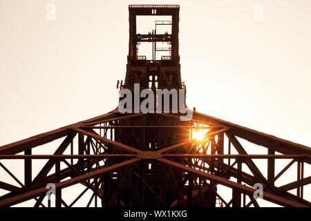 Headframe dell ex buca di carbone di consolidamento in controluce, Gelsenkirchen, zona della Ruhr, Germania, Europa Foto Stock