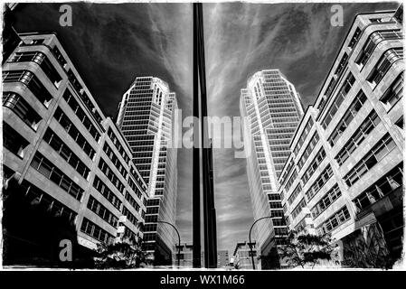 La società di revisione KPMG edificio si riflette nelle pareti di vetro di BNP Paribas l edificio, boulevard Maisonneuve, Montreal Foto Stock