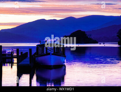 Una barca ormeggiata a Bowness on Windermere al tramonto, Lake District, REGNO UNITO Foto Stock