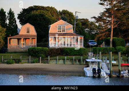 Case in Hyannis harbor dopo il tramonto al crepuscolo ora. Hyannis.Massachusetts.Cape Cod.USA Foto Stock