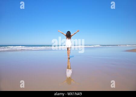 Donna alla spiaggia di Cala Encendida a Cadice Andalusia Spagna Foto Stock