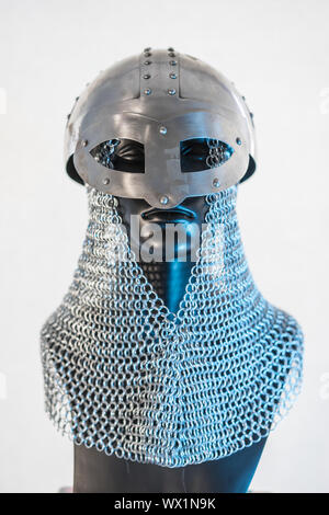 Viking casco con la catena posta in un manichino nero su sfondo bianco. i vestiti per la guerra viking Foto Stock