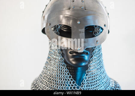 Viking casco con la catena posta in un manichino nero su sfondo bianco. i vestiti per la guerra viking Foto Stock