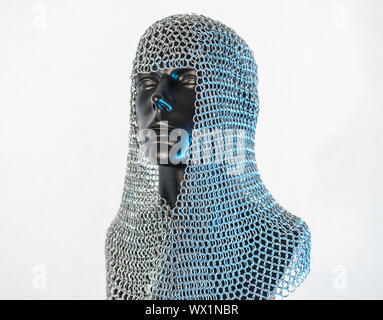 Costume, Viking casco con la catena posta in un manichino nero su sfondo bianco. i vestiti per la guerra viking Foto Stock