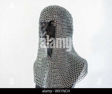 Metallo, Viking casco con la catena posta in un manichino nero su sfondo bianco. i vestiti per la guerra viking Foto Stock