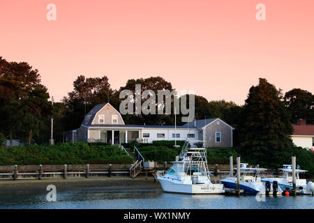 Case in Hyannis harbor dopo il tramonto al crepuscolo ora. Hyannis.Massachusetts.Cape Cod.USA Foto Stock