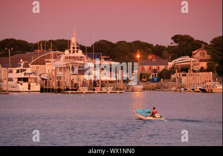 Una barca a vela in Hyannis harbor dopo il tramonto al crepuscolo ora. Hyannis.Massachusetts.Cape Cod.USA Foto Stock