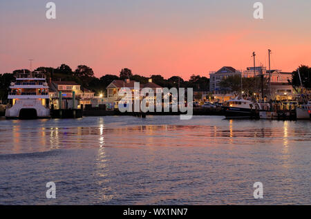 Hyannis harbor dopo il tramonto al crepuscolo ora. Hyannis.Massachusetts.Cape Cod.USA Foto Stock