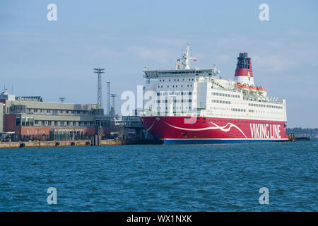 HELSINKI, Finlandia - 08 Marzo 2019: Mariella sea cruise ferry al Viking Line terminal in una giornata di sole Foto Stock