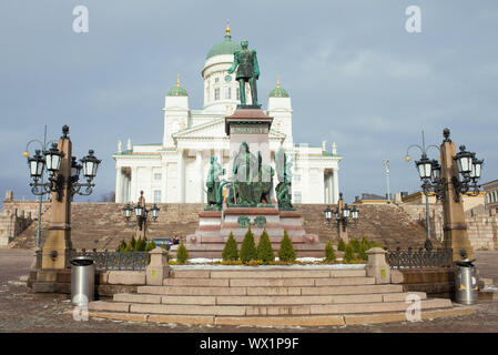 HELSINKI, Finlandia - 08 Marzo 2019: Monumento a imperatore russo Alessandro II contro lo sfondo della Cattedrale di San Nicola in un nebbioso giorno di marzo. Foto Stock