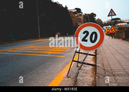 Numero 20 Limite di traffico segno sulla strada Foto Stock