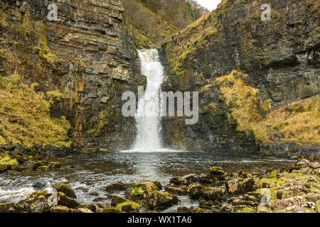 La Lealt inferiore la cascata nel Lealt Gorge, Trotternish, Isola di Skye, Scotland, Regno Unito Foto Stock