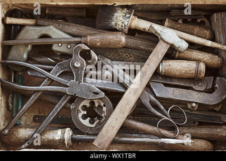 Vecchia valigia con diversi utensili a mano Foto Stock