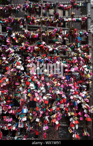 Una infestazione di amore-blocca sul muro del cortile della Casa di Giulietta, Verona, Italia Foto Stock