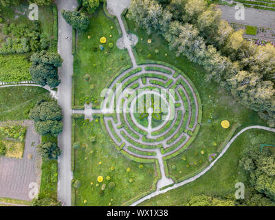 Birds Eye vista da fuco a un giardino labirinto di cespugli verdi nel parco. Foto Stock