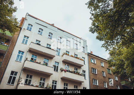 Edificio di appartamenti in una giornata grigia a Berlino, Germania Foto Stock