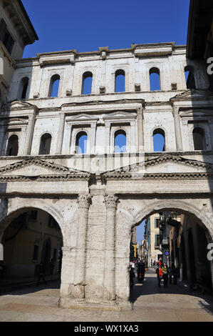 Porta Borsari, antica porta romana, Verona, Italia, Europa Foto Stock