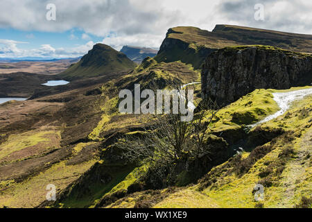 Il Trotternish Ridge su Quiraing pass road, dal percorso per il Quiraing, Trotternish, Isola di Skye, Scotland, Regno Unito Foto Stock