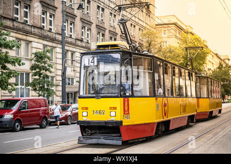 Tram d'epoca nel centro della città di Varsavia. Foto Stock