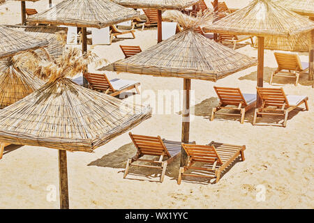 Servizio spiaggia con ombrelloni e sedie a sdraio Foto Stock