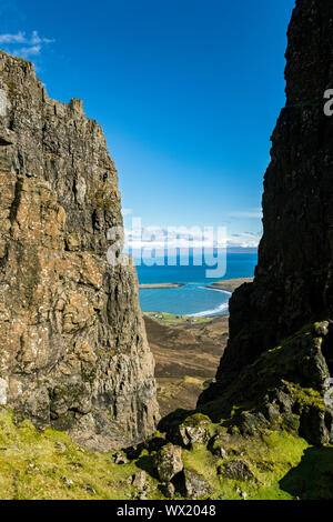 Staffin Bay e il suono interno dal Quiraing, Trotternish, Isola di Skye, Scotland, Regno Unito. Foto Stock