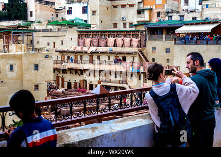 Attrazioni del Marocco. Le concerie di Fez. Serbatoi con coloranti e vasche in il tradizionale seminario in pelle di Fez. Il Marocco, Fes 04.21.2019 Foto Stock