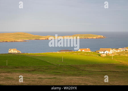 Broch di Mousa da Sandwick, Continentale, le isole Shetland, Scotland, Regno Unito Foto Stock