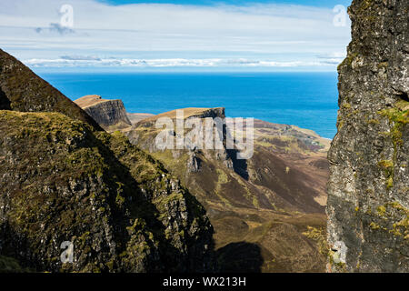 Le balze di Leac nan Fionn dalla tabella, Quiraing, Trotternish, Isola di Skye, Scotland, Regno Unito Foto Stock