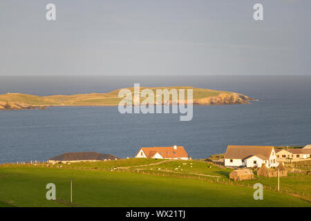 Broch di Mousa da Sandwick, Continentale, le isole Shetland, Scotland, Regno Unito Foto Stock