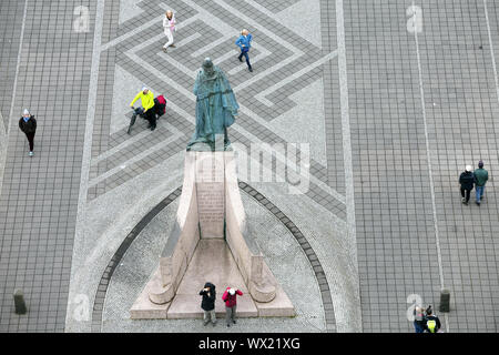 Vista da Hallgrimskirkja alla statua di Leif Erikson e turisti, Reyjavik, Islanda, Europa Foto Stock
