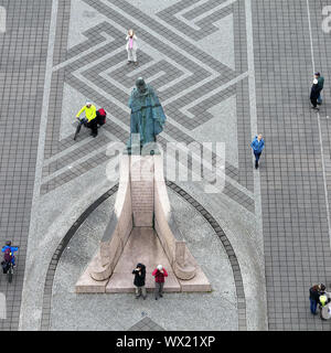Vista da Hallgrimskirkja alla statua di Leif Erikson e turisti, Reyjavik, Islanda, Europa Foto Stock