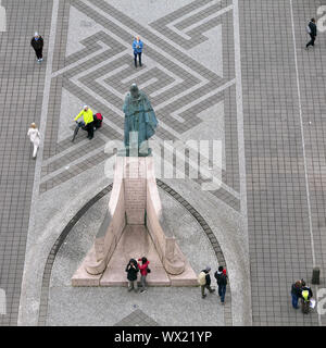 Vista da Hallgrimskirkja alla statua di Leif Erikson e turisti, Reyjavik, Islanda, Europa Foto Stock