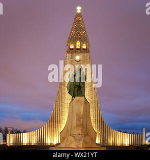 Hallgrímskirkja illuminato con statua di Leif Eriksson al crepuscolo, Reykjavik, Islanda, Europa Foto Stock