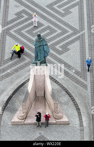 Vista da Hallgrimskirkja alla statua di Leif Erikson e turisti, Reyjavik, Islanda, Europa Foto Stock