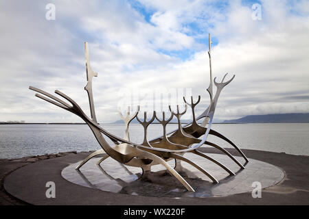 La scultura Sólfar, Viking Ship realizzato in acciaio, artista Jón Gunnar Árnason, Reykjavik, Islanda, Europa Foto Stock