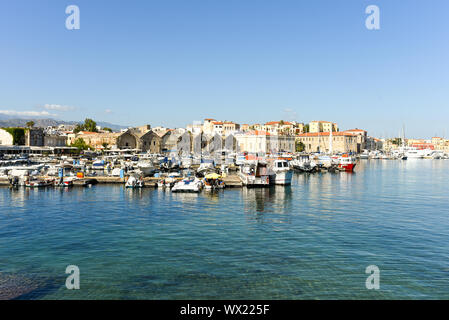 La bella città Chania è la seconda città più grande dell'isola di Creta Foto Stock