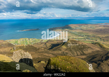 Staffin Bay e il suono interno da Meall na Suiramach, il picco al di sopra del Quiraing, Trotternish, Isola di Skye, Scotland, Regno Unito Foto Stock