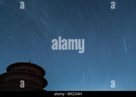 Tracce stellari di esposizione lunga Foto Stock