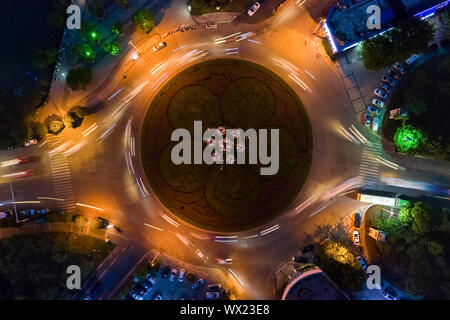 Vista aerea del cerchio di traffico isola di notte Foto Stock