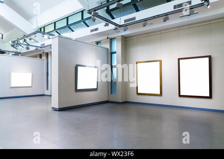 Fotogrammi vuoti sulla parete espositiva in una stanza Foto Stock