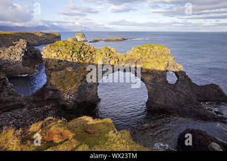 Arco roccioso Gatklettur, Arnarstapi, Snaefellsnes, Vesturland, Islanda, Europa Foto Stock