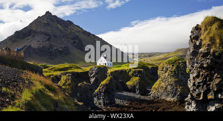 Casa sulla costa di basalto off Stapafell montagna, Arnarstapi, Snaefellsnes, Islanda, Europa Foto Stock