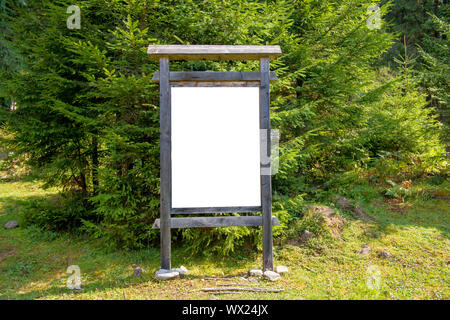 Vuoto segno bordo nel parco Foto Stock