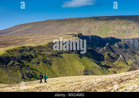 Walkers sopra il Bealach Uige e le scogliere di Druim na Coille, dalle pendici del Ben Edra, Trotternish Ridge, vicino a Uig, Isola di Skye, Scotland, Regno Unito Foto Stock