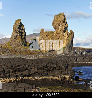 Il paesaggio costiero con formazione di roccia Lóndrangar, Snaefellsjökull National Park, Islanda, Europa Foto Stock