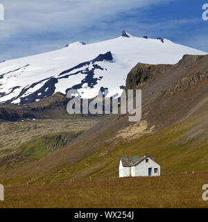 Paesaggio con casa e Snaefellsjoekull in montagna e sul ghiacciaio, Snaefellsnes, Islanda, Europa Foto Stock