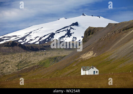 Paesaggio con casa e Snaefellsjoekull in montagna e sul ghiacciaio, Snaefellsnes, Islanda, Europa Foto Stock