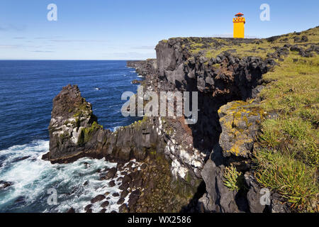 Il paesaggio costiero con il faro di Svoertuloft, Snaefellsjökull National Park, Islanda, Europa Foto Stock