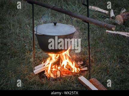 In la pentola sul fuoco la preparazione di cibo. Foto Stock