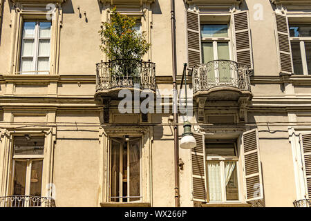 Appartamento Edificio con persiane e balconi in ferro battuto lungo Via Garibaldi , Torino , Italia Foto Stock